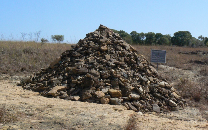 Isalo cairn tombe.JPG